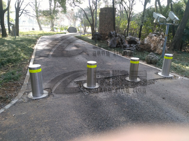 武汉东湖景区安装液压全自动升降路桩工程